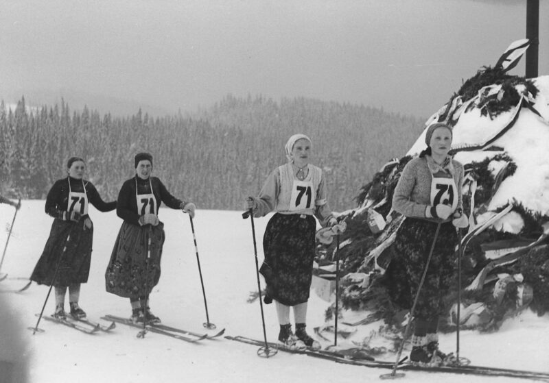 PIC_1-P-3235-2__OBR Drużyna kobieca z Kościeliska, startująca poza konkursem - na Przełęczy Pantyrskiej pod Krzyżem Legionów. Marsz szlakiem huculskim II Brygady Legionów, luty, 1937 r.