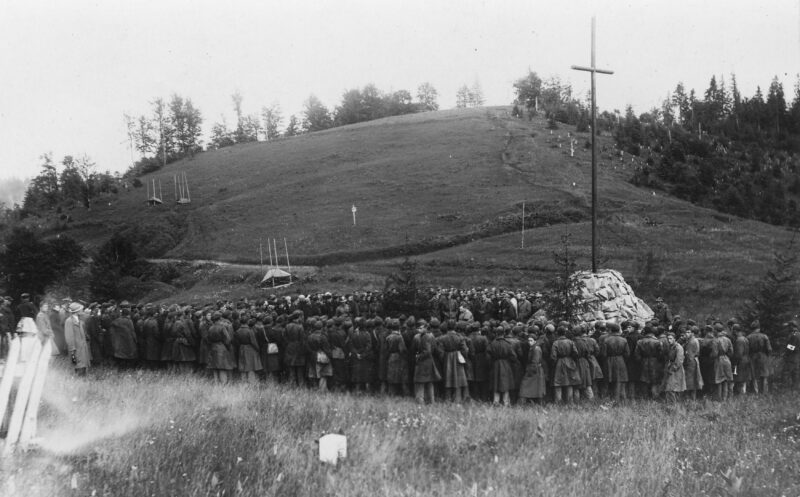 PIC_1-U-5408__OBR Legioniści podczas uroczystości pod pomnikiem. Przełęcz Rogodze (Przełęcz Pantryjska), lata 30. XX w.