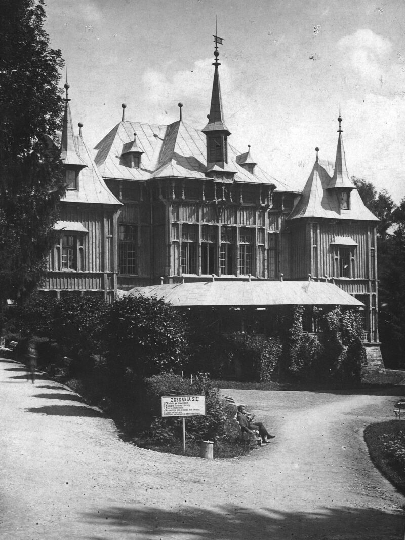 PIC_1-U-6084___OBR Widok od frontu "Dworca Gościnnego" - siedziby teatru i klubu towarzyskiego. Szczawnica, lata 20. XX w.