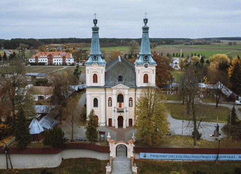Sanktuarium Matki Bożej Rokitniańskiej, widok od strony południowej. Rokitno, 2024 r.