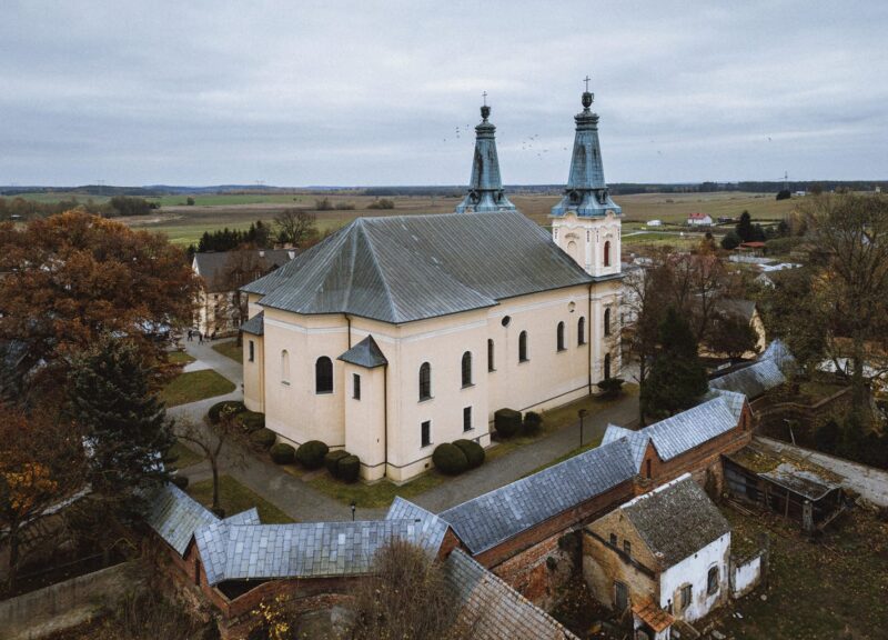Sanktuarium Matki Bożej Rokitniańskiej, widok od strony p&oacute;łnocno-zachodniej. Rokitno, 2024 r.