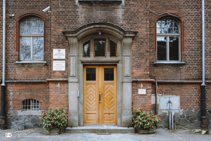 Wejście do Domu Lekarza od strony zachodniej. Trzebiech&oacute;w, 2024 r.