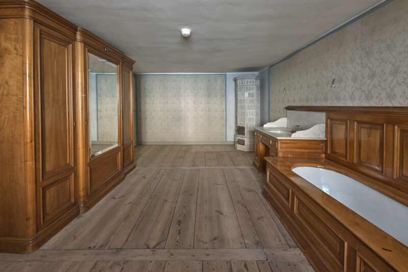 Garderoba-łazienka w Apartamencie Chińskim, zamek w Łańcucie: I poł. lat 80. XVIII w., &ndash; wyposażenie nieznane, ok. 1800 &ndash; adaptacja na &bdquo;Garderobę przy Pokojach Chińskich&rdquo;, lata 90. XIX w. &ndash; łazienka Apartamentu Chińskiego