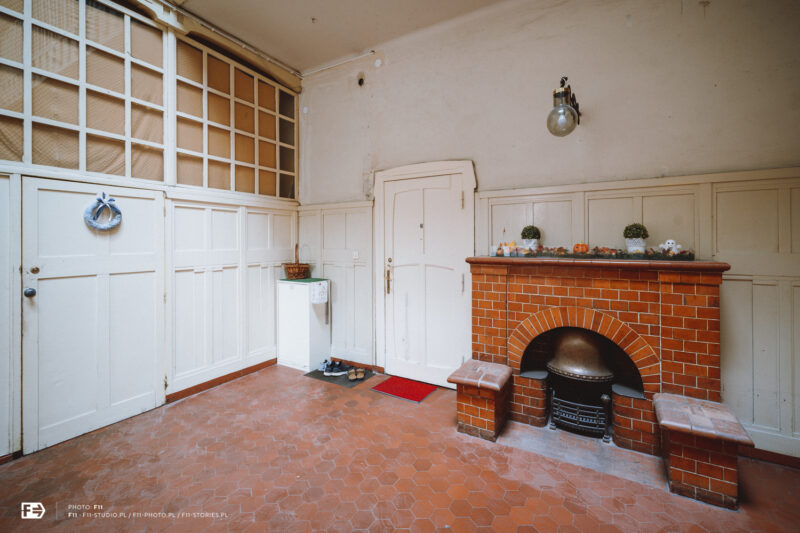 Sala z kominkiem na drugim piętrze w Domu Lekarza. Trzebiech&oacute;w, 2024 r.