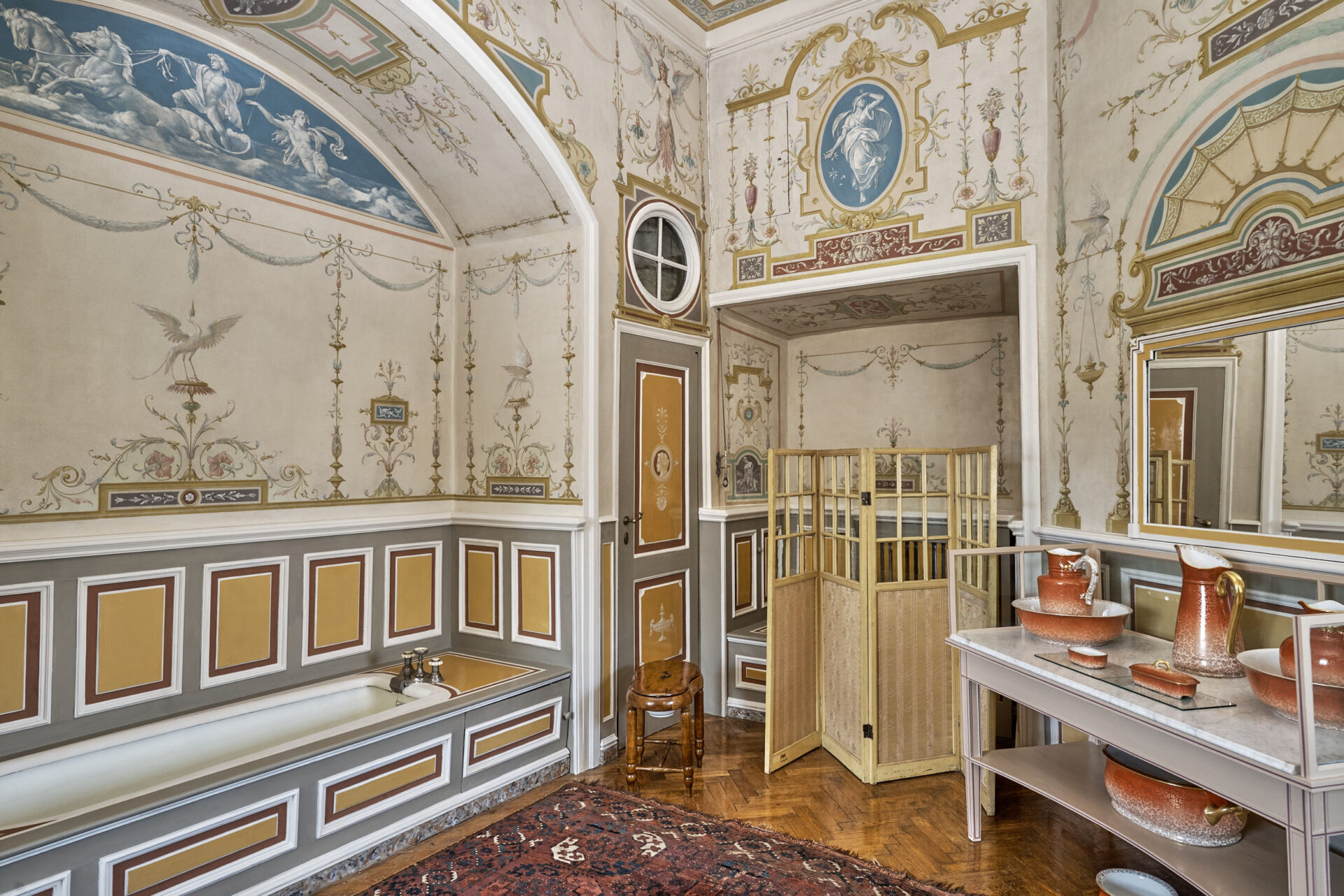 Łazienka pompejańska w wieży połnocno-zachodniej, zamek w Łańcucie: 1629&ndash;1641 r. &ndash; konstrukcja ścian, 1771&ndash;1785 r. &ndash; wykonanie malowideł przez Vincenza Brennę, pocz. XX w. &ndash; boazeria drewniana