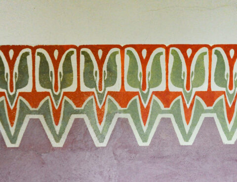 Malowidła szablonowe w pokoju bilardowym w Domu Lekarza. Trzebiech&oacute;w, 2016 r.