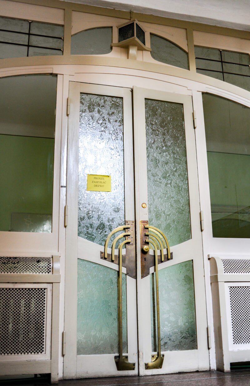 Drzwi projektu Henry'ego van de Velde &ndash; w Domu Lekarza. Trzebiech&oacute;w, 2016 r.