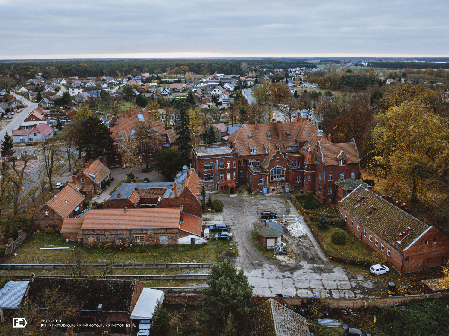 Zesp&oacute;ł sanatoryjno-parkowy, widok z lotu drona, od strony zachodniej. Trzebiech&oacute;w, 2024 r.