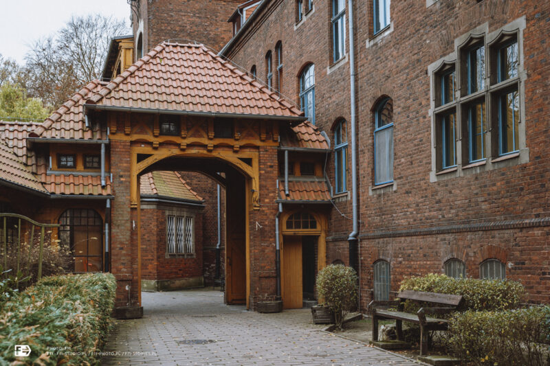 Brama w łączniku z Domem Lekarza od strony p&oacute;łnocnej. Trzebiech&oacute;w, 2024 r.