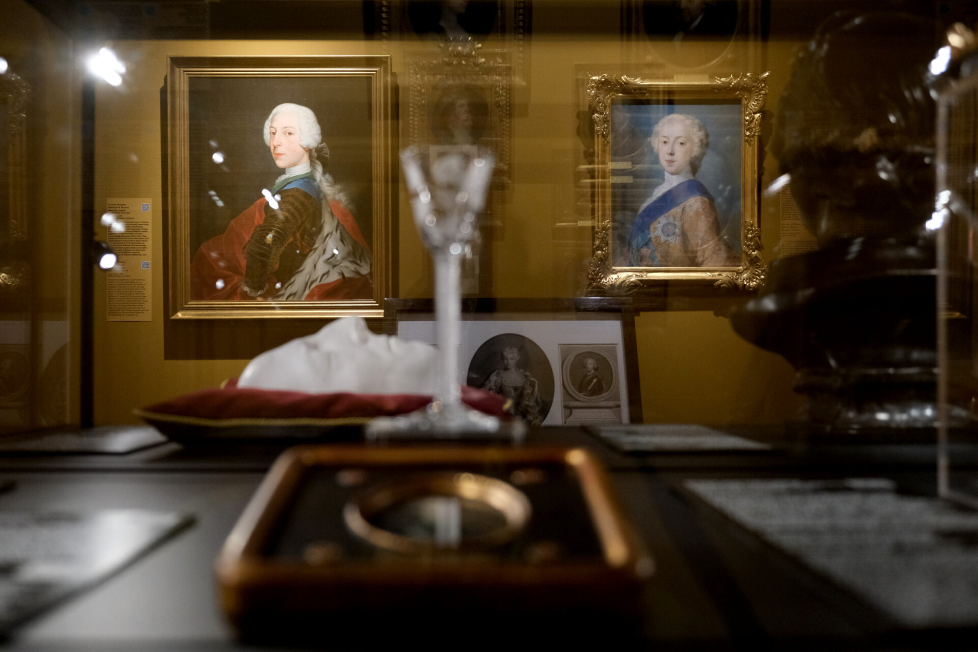 Po lewej: Etienne Parrocel, &bdquo;Portret Henryka Benedykta Stuarta&rdquo;, 1742 r., Muzeum Narodowe w Kielcach. Po prawej: Rosalba Carriera, &bdquo;Portret księcia Karola Edwarda Stuarta&rdquo;, papier, pastel, 1737 r.