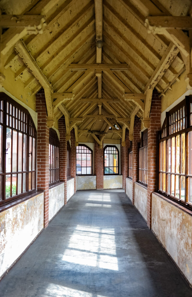 Zesp&oacute;ł sanatoryjno-parkowy, wnętrze łącznika. Trzebiech&oacute;w, 2016 r.