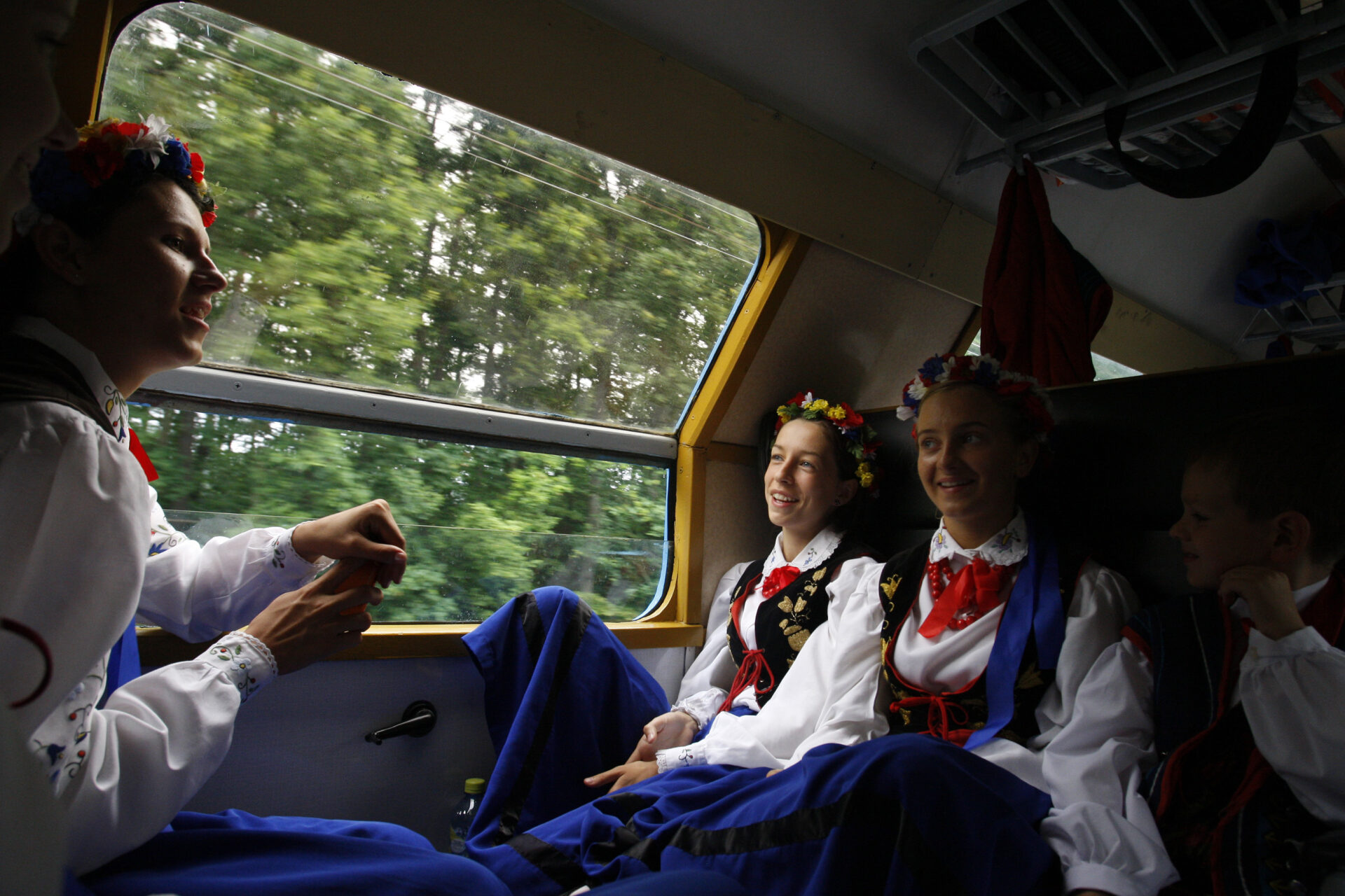 Kaszubki w pociągu pociagiem Transscasubia, jadą na jubileuszowy X Zjazd Kaszubow w Gdańsku, lipiec 2008 r.