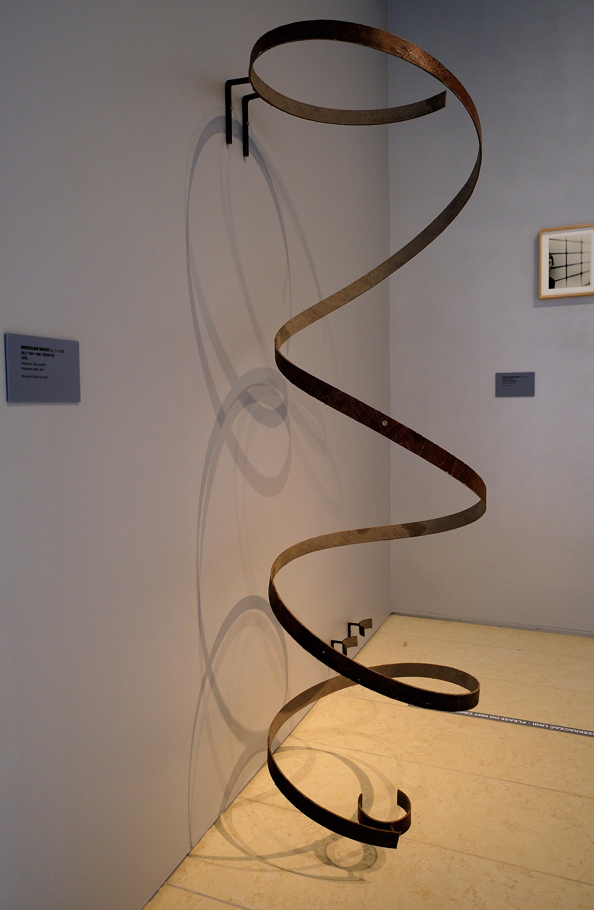 Mirosław Bałka, &bdquo;190x60x70,7 x (12x9x9)&rdquo;. Wystawa &bdquo;Światło. Praktyki odporności&rdquo;. Warszawa, kwiecień 2026 r.