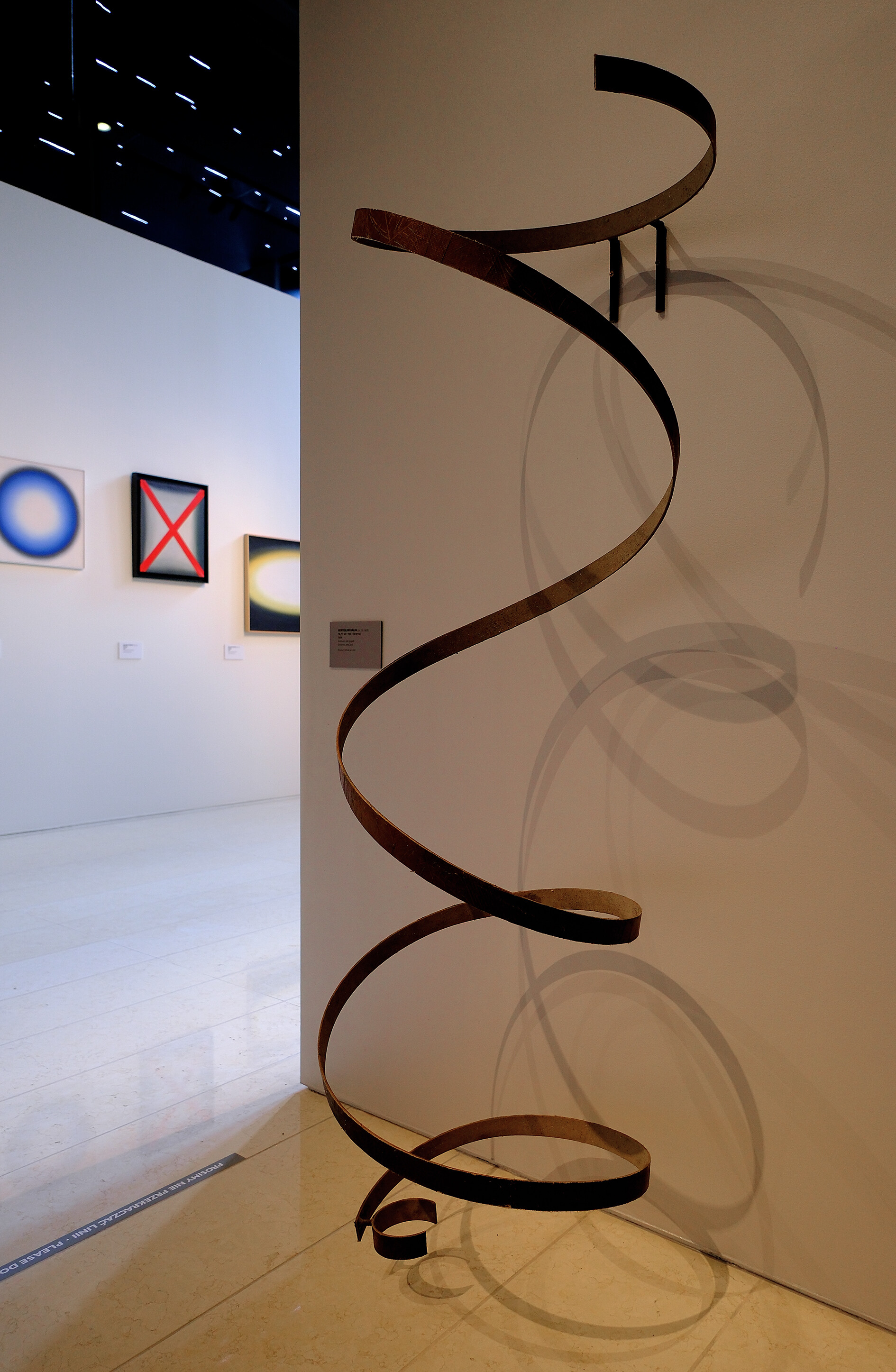 Mirosław Bałka, &bdquo;190x60x70,7 x (12x9x9)&rdquo;. Wystawa &bdquo;Światło. Praktyki odporności&rdquo;. Warszawa, kwiecień 2026 r.