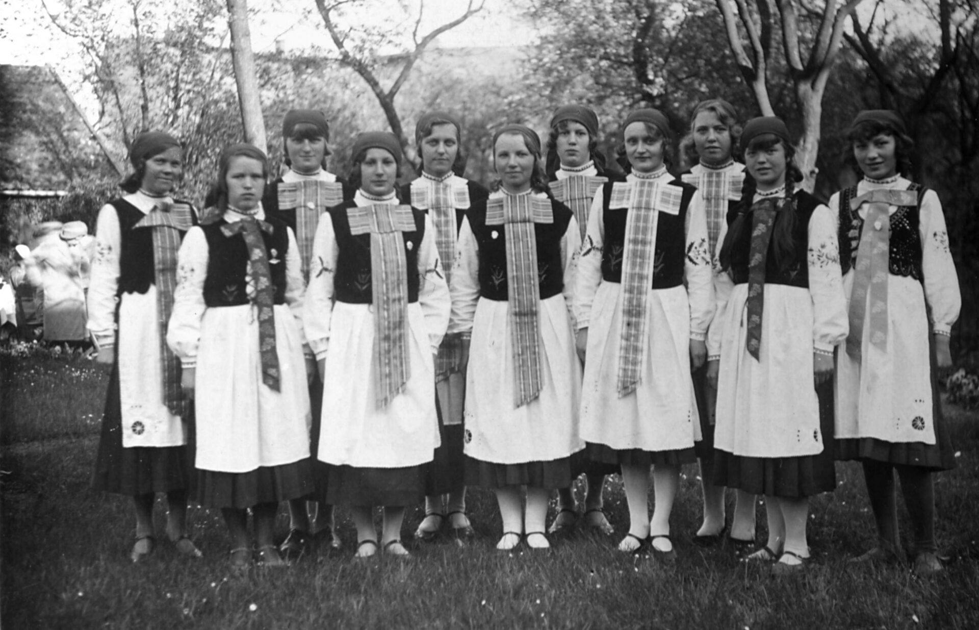 Dziewczęta z zespołu regionalnego w strojach ludowych. Wielka Wieś - Hallerowo, p&oacute;łwysep Helski, przed 1939 r.