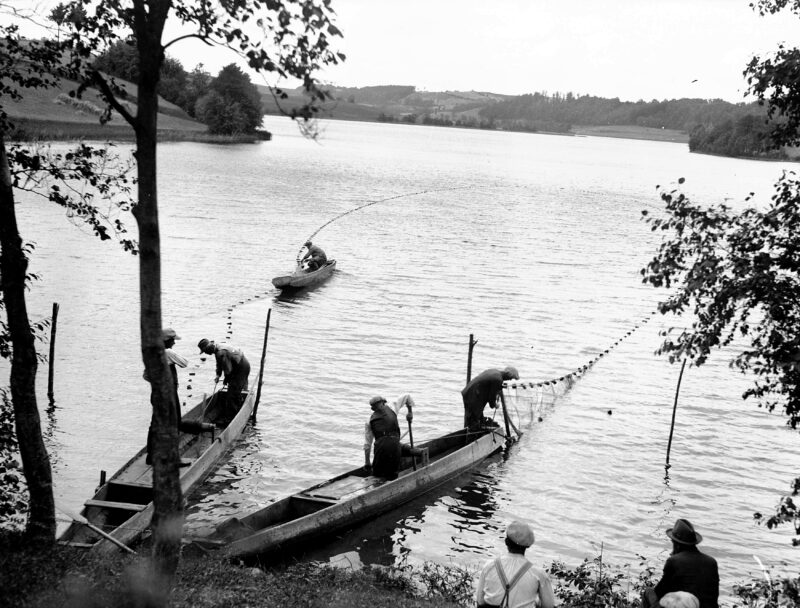 Poł&oacute;w ryb na jeziorach kaszubskich, sierpień 1933 r.