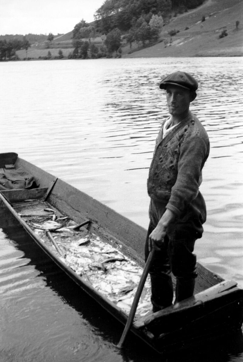 Poł&oacute;w ryb na jeziorach kaszubskich, sierpień 1933 r.
