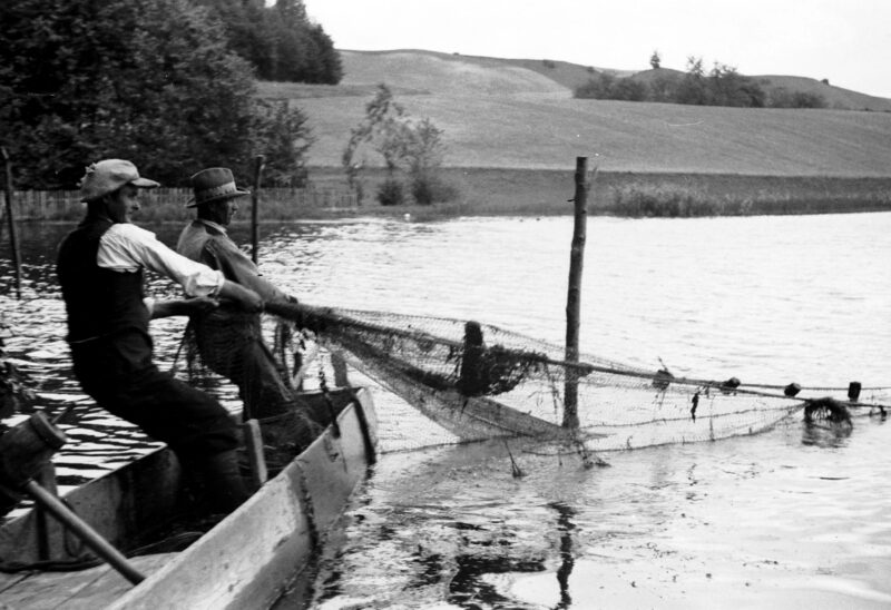 Poł&oacute;w ryb na jeziorach kaszubskich, sierpień 1933 r.