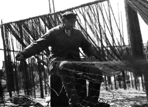 Rybak kaszubski podczas naprawiania sieci. Półwysep Helski, lata 30. XX w.