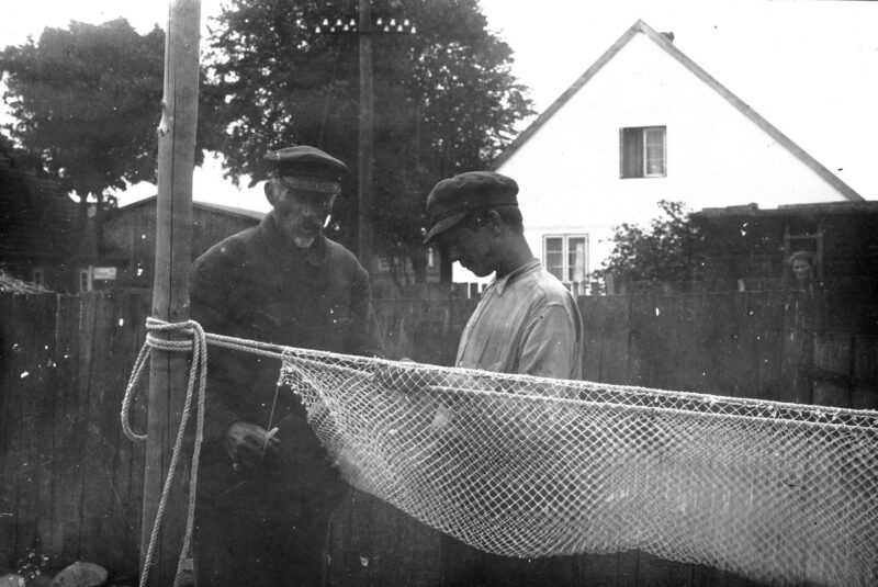 Rybacy naprawiają sieci. Wielka Wieś - Hallerowo, p&oacute;łwysep Helski, ok 1935 r.