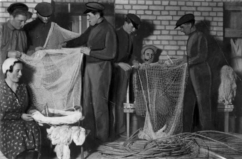 Rybacy naprawiający sieci. Kaszuby, przed 1939 r.