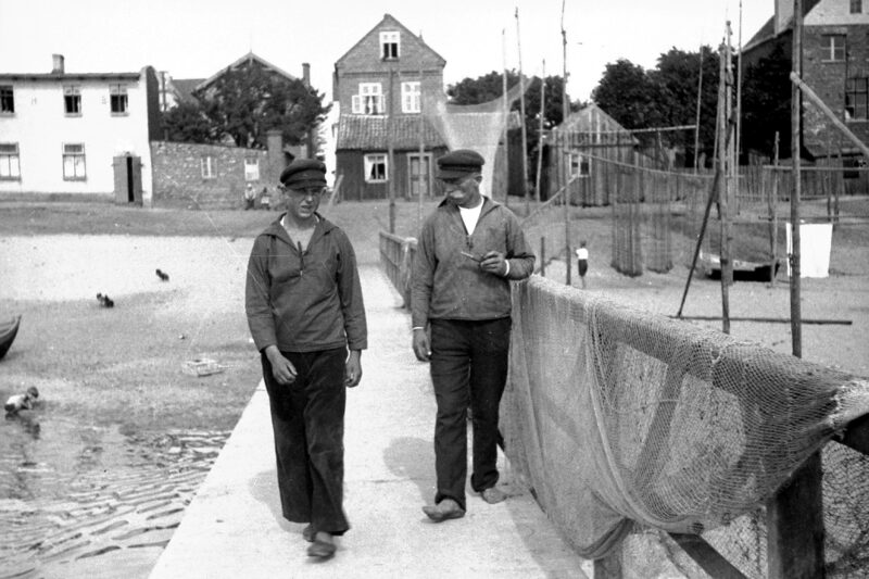 Rybacy kaszubscy w helskim porcie. Hel, lipiec 1933 r.