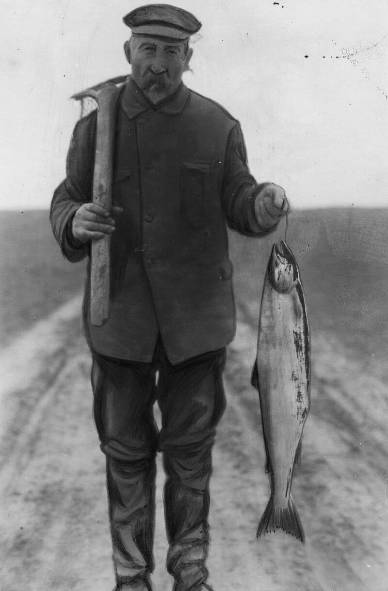 Rybak Lica z Wielkiej Wsi Hallerowo ze złowionym łososiem, lata 20. XX w.