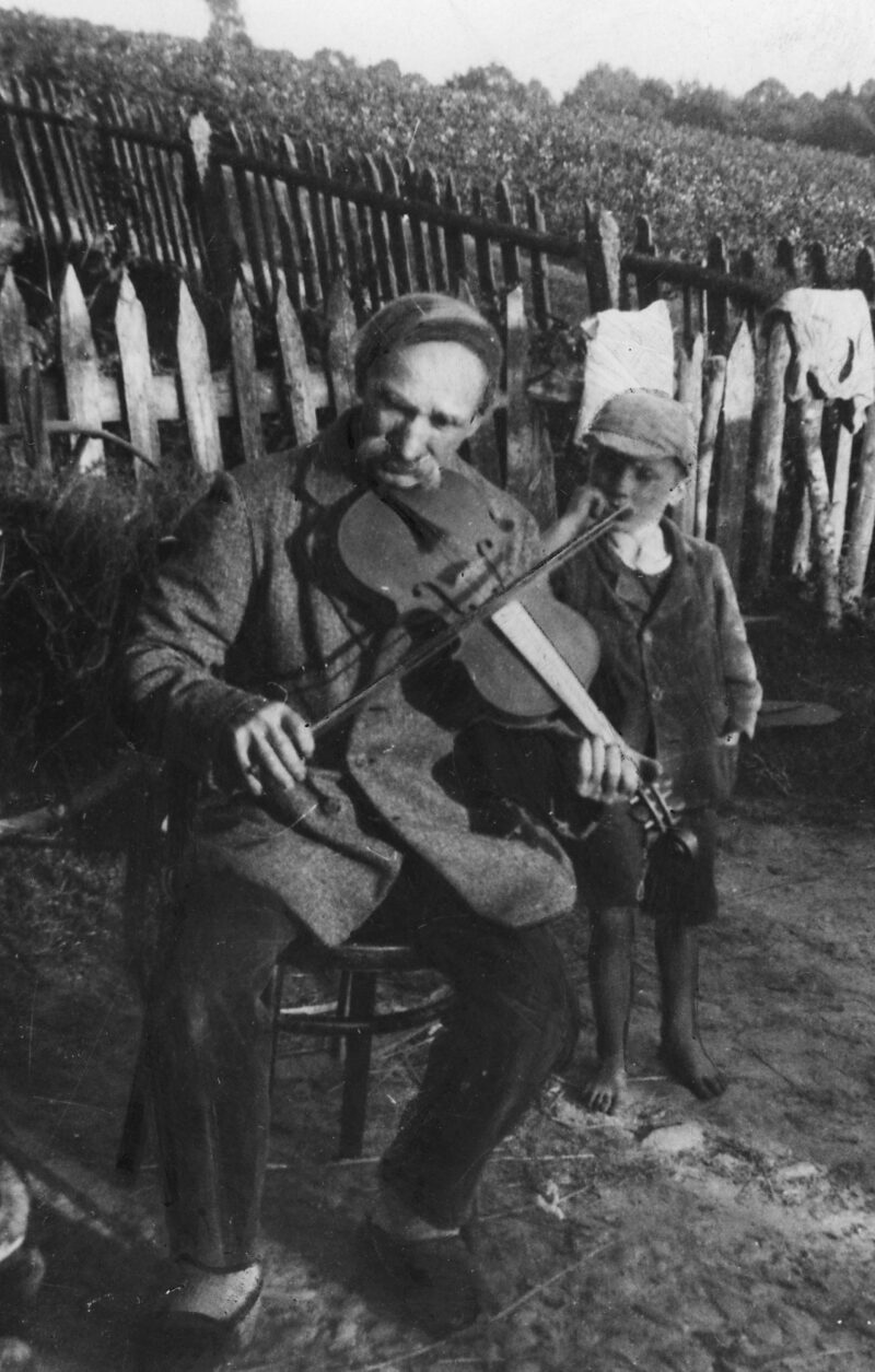 Kaszub grający na skrzypcach, lata 20. /30. XX w.