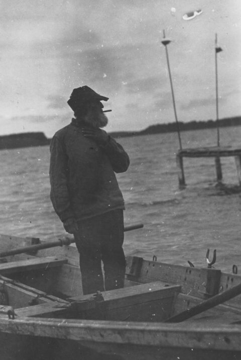 Kaszubski rybak w łodzi na Jeziorze Wdzydzkim, lata 20. / 30. XX w.