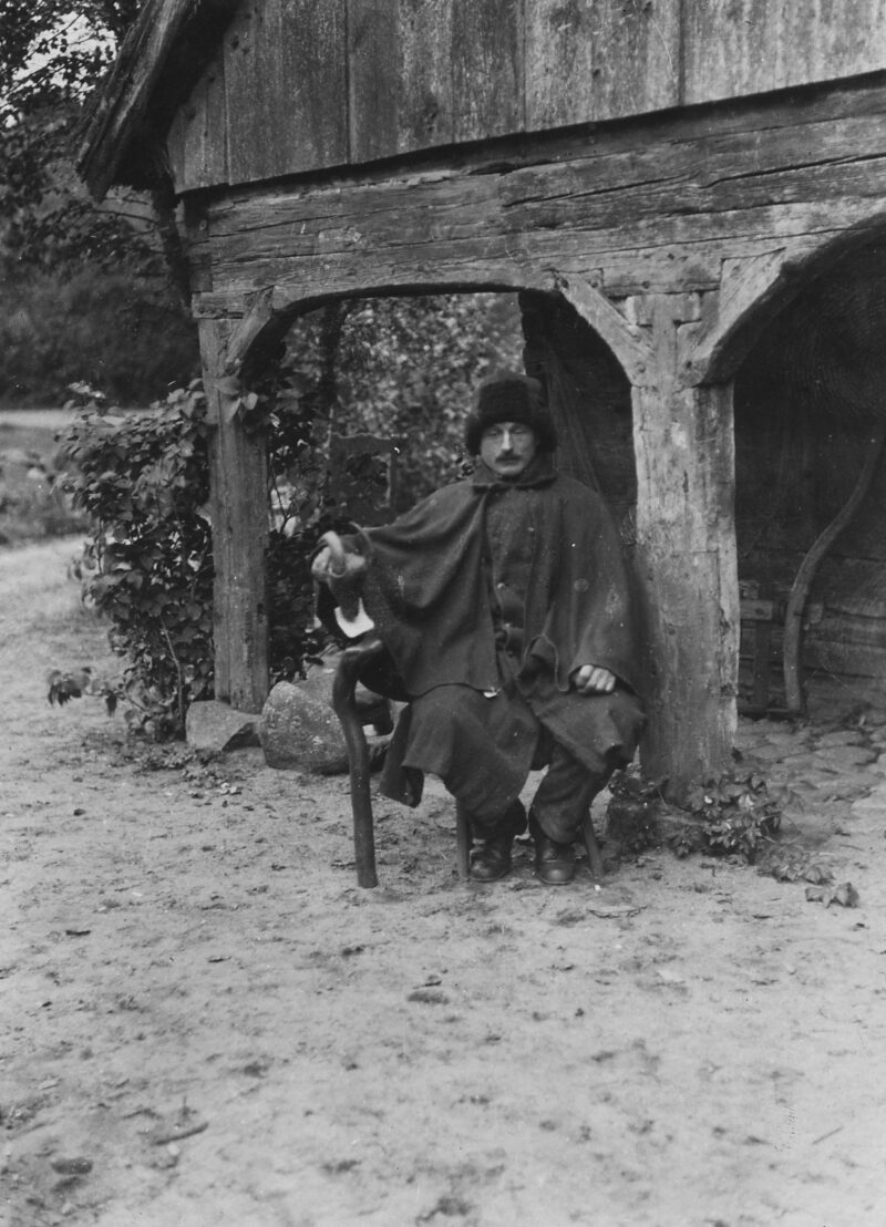 Kaszub z &bdquo;krzywulą&rdquo;, znakiem władzy w&oacute;jtowskiej, lata 20. / 30. XX w.