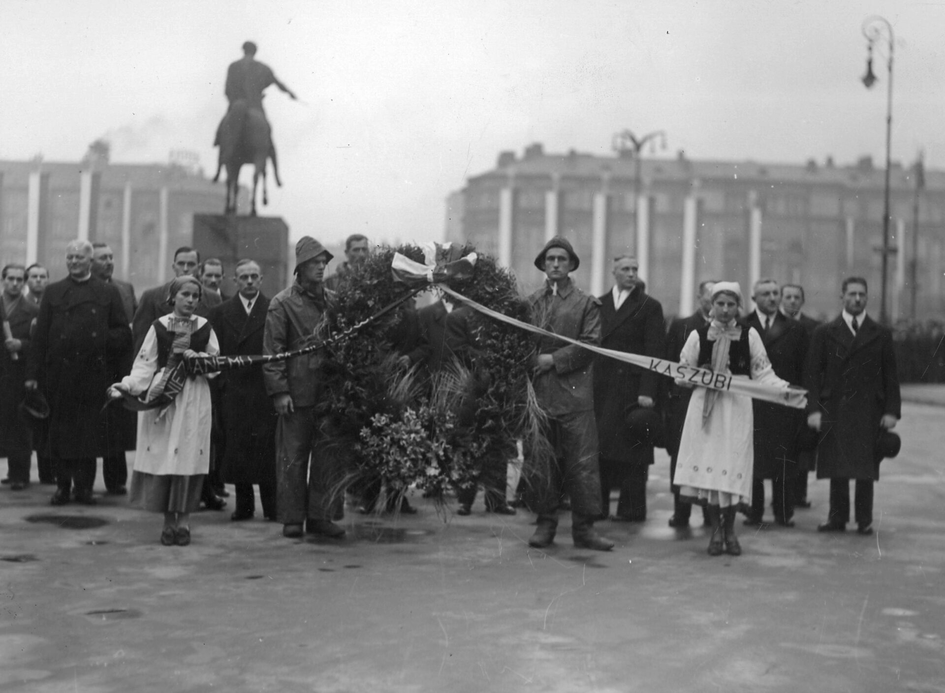 Delegacja ludności kaszubskiej podczas obchod&oacute;w Święta Niepodległości w Warszawie, listopad 1937 r.