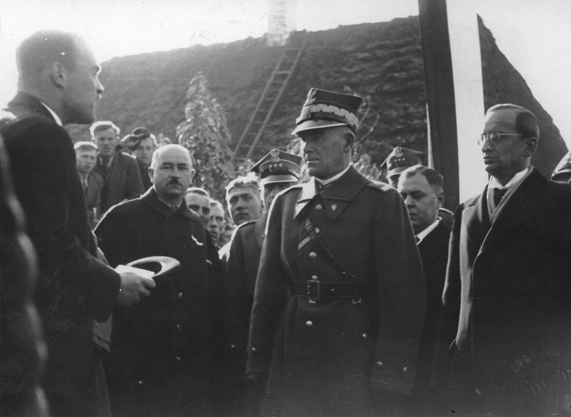 Marszałek Edward Rydz-Śmigły (w środku) wizytuje Pomorze. Wśr&oacute;d Kaszub&oacute;w, na tle chaty krytej strzechą, 1937 r.