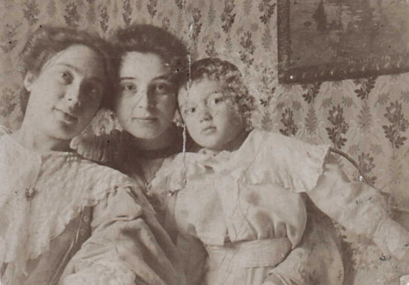 Mela Muter z siostrą i synem, ok. 1905 r.