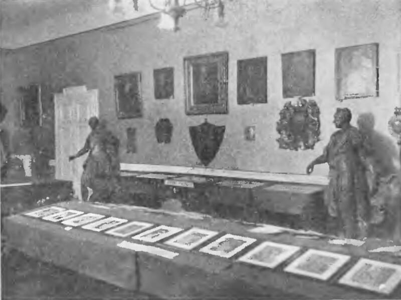 Wystawa Historyczna Miasta Stanisławowa w gmachu Miejskiej Kasy Oszczędności. Przy ścianie stoją dwie rzeźby z drzewa lipowego przedstawiające Stanisława &bdquo;Rewerę&rdquo; Potockiego i Jędrzeja Potockiego. Reprodukcja: J. G. [J. Grabowski], Muzeum Pokuckie w Stanisławowie, &bdquo;Ziemia&rdquo;, 1932, nr 10-12.