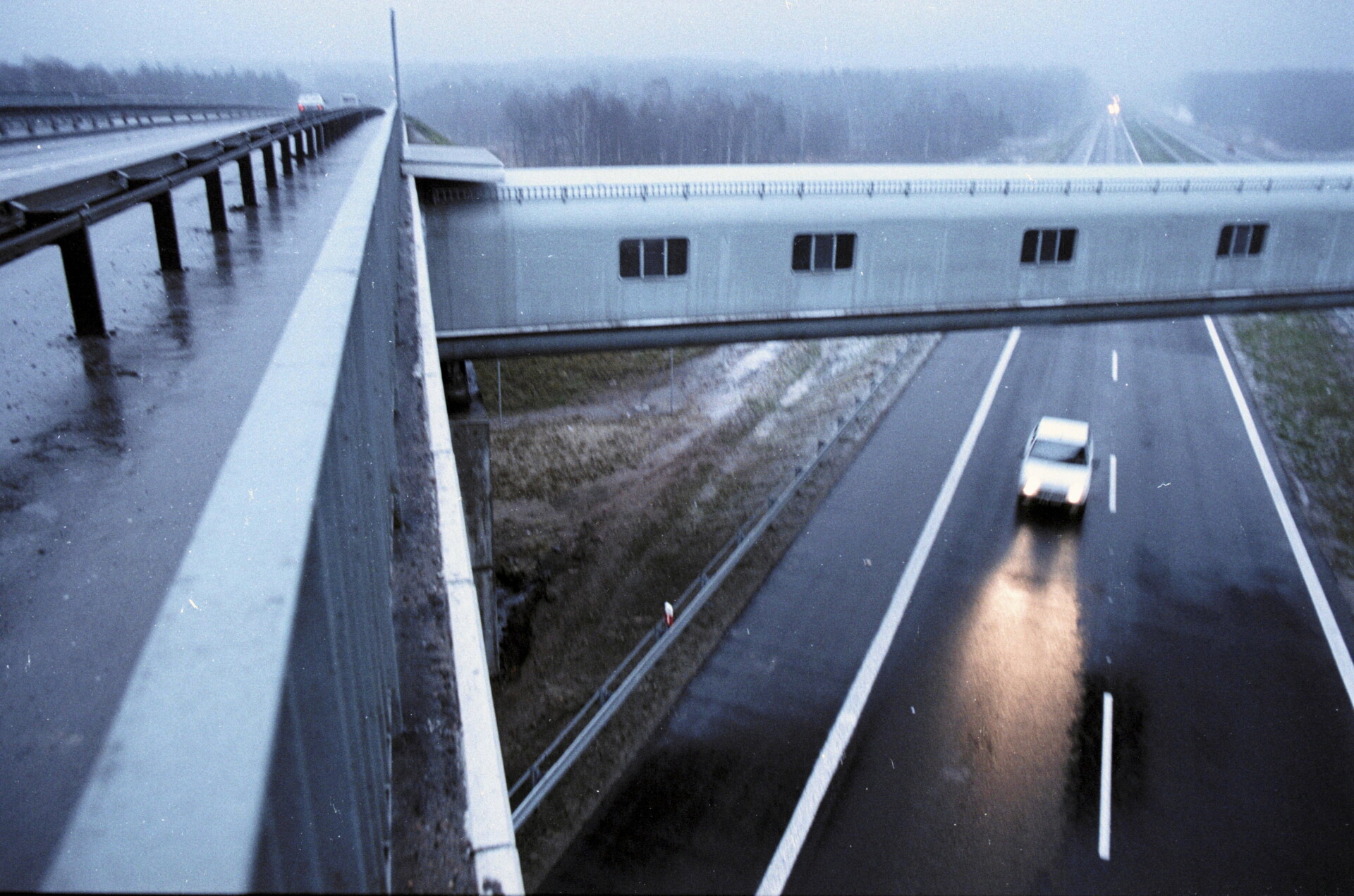 Kopalniany taśmociąg nad autostradą A4 Katowice &ndash; Krakow. G&oacute;rny śląsk, grudzień 1996 r.
