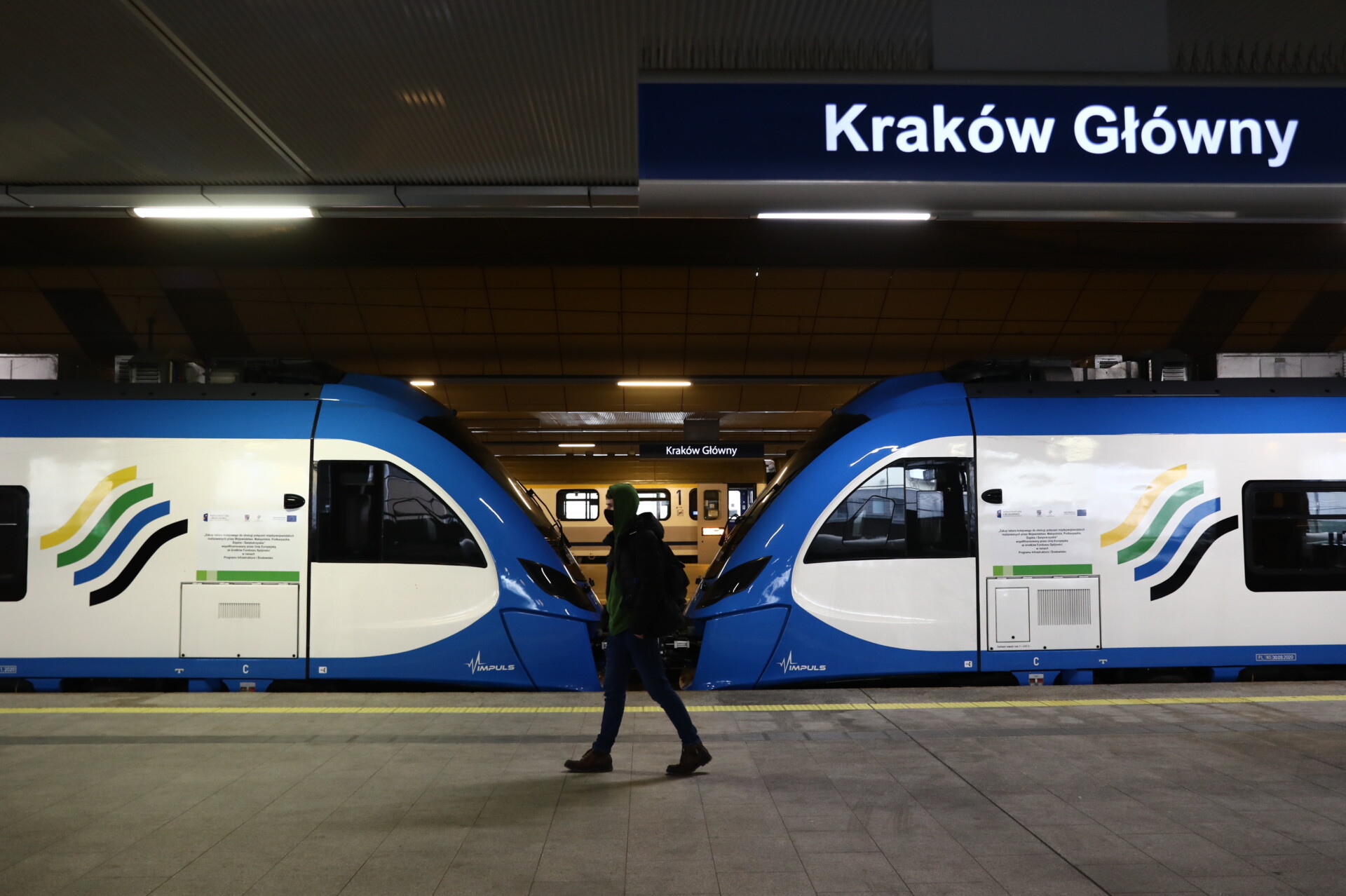 Pociag Kolei Śląskich &bdquo;Gibki Cug&rdquo; relacji Krakow &ndash; Katowice na dworcu w stolicy małopolski. Krak&oacute;w 2020 r.