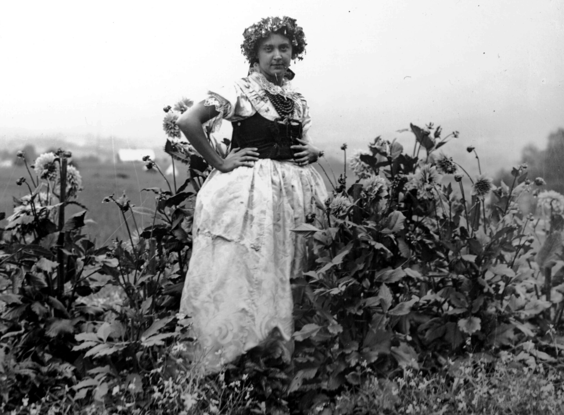 Dziewczyna w g&oacute;rnośląskim stroju ludowym, sierpień 1932 r.