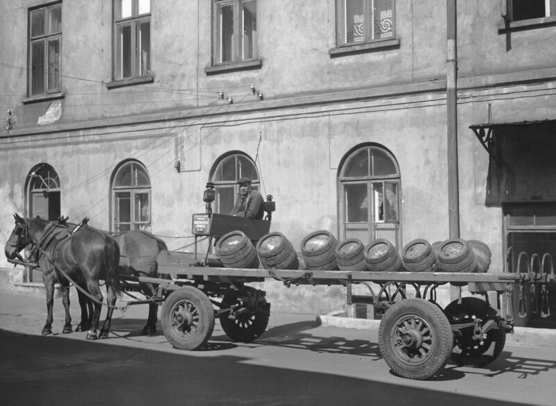 PIC_1-G-4077__OBR Piwo z browaru browaru „Haberbusch i Schiele” dostarczane transportem konnym