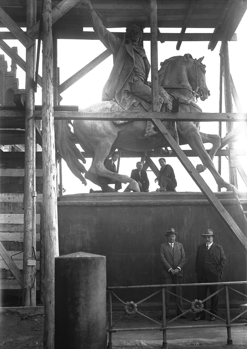 Adolf Szyszko-Bohusz (stoi na dole z lewej) podczas renowacji pomnika Tadeuwsz Kościuszki. Wawel, Krak&oacute;w, sierpień 1932 r.