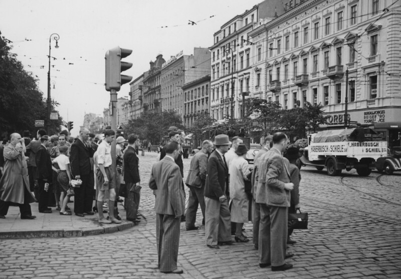 PIC_1-U-6681-1__OBR Samochód Zjednoczonych Browarów Warszawskich "Haberbusch i Schiele". Warszawa. Aleje Jerozolimskie pomiędzy ulicą Marszałkowską a Nowym Światem, przed 1939 r.