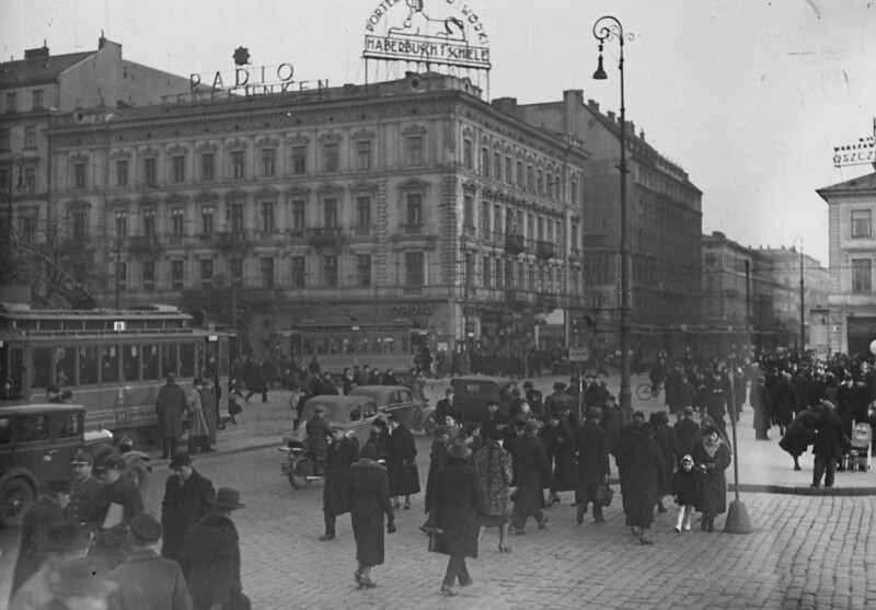 PIC_1-U-6684-1__OBR „Porter - piwo i wódki Haberbusch i Schiele” – reklama firmy na skrzyżowaniu ul. Marszałkowskiej z Alejami Jerozolimskimi. Warszawa, przed 1939 r.