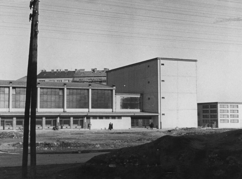 Hala Targowa przy ul. Grzeg&oacute;rzeckiej. Krak&oacute;w, kwiecień 1940 r.