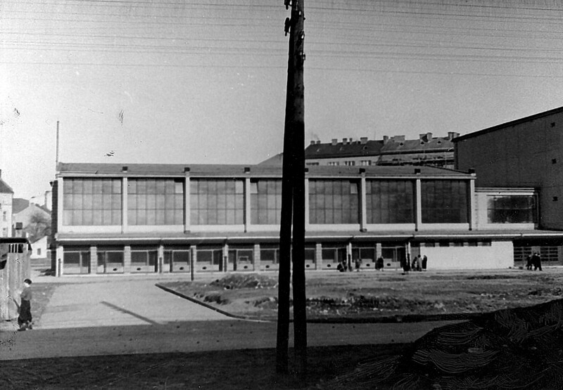Hala Targowa przy ul. Grzeg&oacute;rzeckiej. Krak&oacute;w, kwiecień 1940 r.