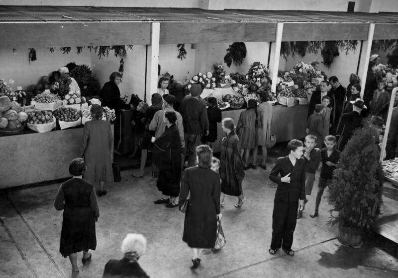Stragany owocowo-warzywne w hali targowej przy ul. Grzeg&oacute;rzeckiej. Krak&oacute;w, sierpień 1940 r.