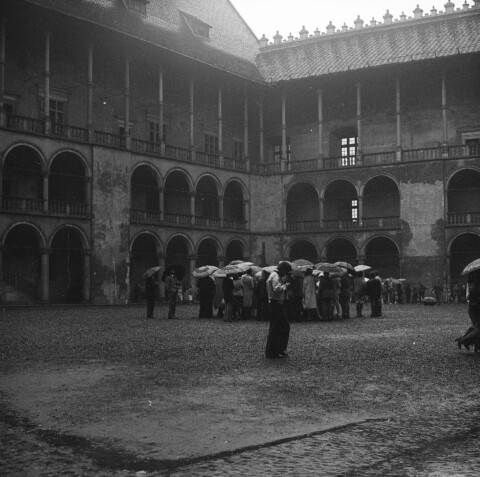 Turyści mokna na dziedzińcu Zamku Kr&oacute;lewskiego na Wawelu. Krak&oacute;w, lipiec 1980 r.