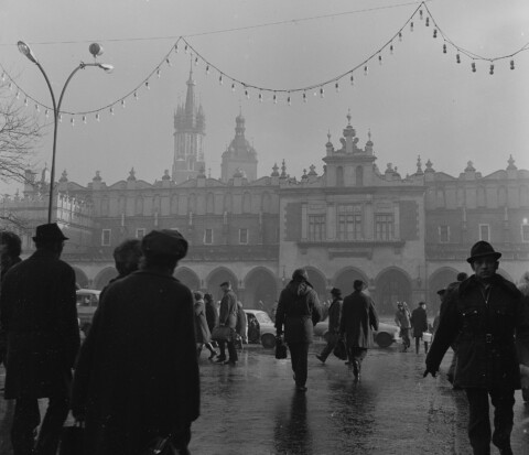 Przechodnie w Rynku. Kraków, grudzień 1973 r.
