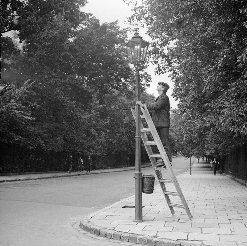 PIC_40-W-178-4__OBR Latarnik obsługujący latarnie gazowe na Agrykoli w Warszawie, lata 60./70.