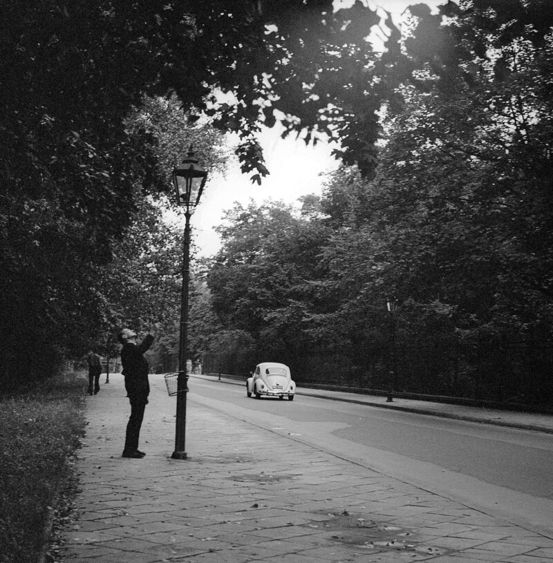 PIC_40-W-178-7__OBR Latarnik obsługujący latarnie gazowe na Agrykoli w Warszawie, lata 60./70.