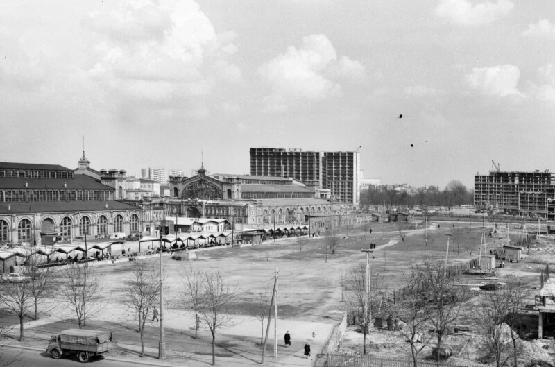 Hala Gwardii, w tle - budowa osiedla Za Żelazną Bramą. Warszawa, marzec 1967 r.