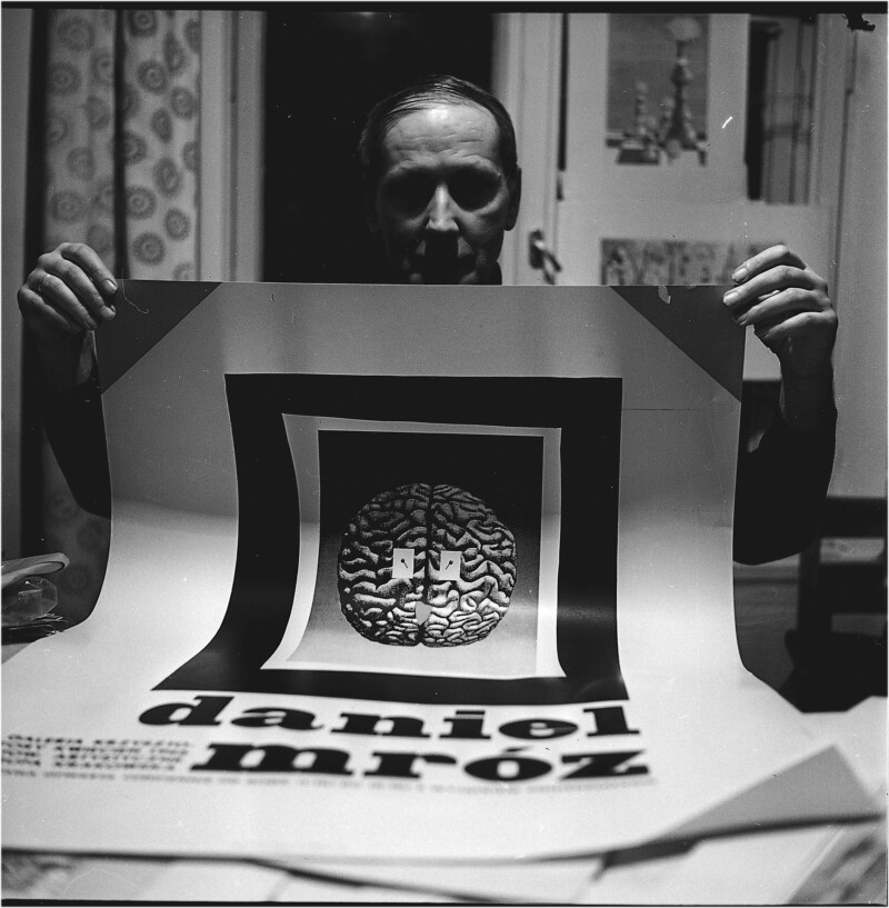 Daniel Mr&oacute;z w redakcji tygodnika &bdquo;Przekr&oacute;j&rdquo;. Krak&oacute;w, 1960 r.